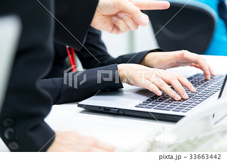 手元　パーツ　女性社員　OL　新人教育　ビジネスマン　パソコン　オフィスイメージ　ビジネスイメージ 33663442