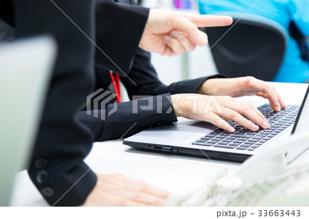 手元 パーツ 女性社員 OL 新人教育 ビジネスマン パソコン オフィスイメージ ビジネスイメージ 手元 パーツ 女性社員 OL 新人教育 ビジネスマン パソコン オフィスイメージ ビジネスイメージ 33663443