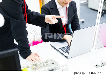 手元　パーツ　女性社員　OL　新人教育　ビジネスマン　パソコン　オフィスイメージ　ビジネスイメージ 33663445