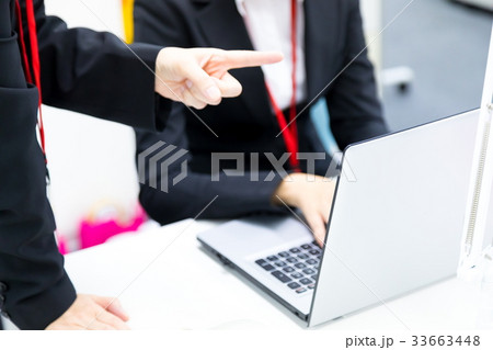 手元 パーツ 女性社員 OL 新人教育 ビジネスマン パソコン オフィスイメージ ビジネスイメージ 手元 パーツ 女性社員 OL 新人教育 ビジネスマン パソコン オフィスイメージ ビジネスイメージ 33663448