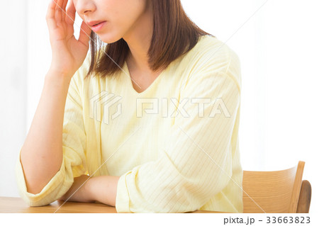 パーツ　不安そうな女性　頭痛　頭が痛い　ネガティブイメージ　女性　ポートレート　20代　30代 33663823