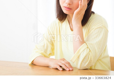 パーツ 不安そうな女性 頭痛 頭が痛い ネガティブイメージ 女性 ポートレート 20代 30代 パーツ 不安そうな女性 頭痛 頭が痛い ネガティブイメージ 女性 ポートレート 20代 30代 33663824