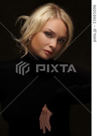 Low-key portrait of attractive lady 33665096
