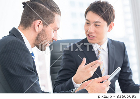 ビジネスマン、外国人、グローバル、打ち合わせ、ミーティング ビジネスマン、外国人、グローバル、打ち合わせ、ミーティング 33665695