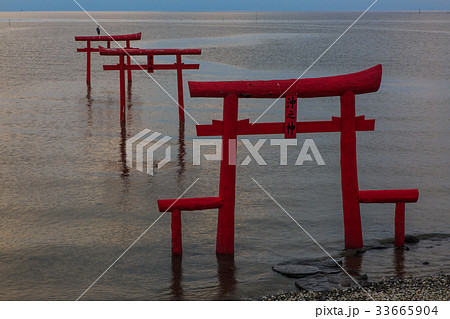 海中鳥居の夜明け 佐賀県 太良町 海中鳥居の夜明け 佐賀県 太良町 33665904