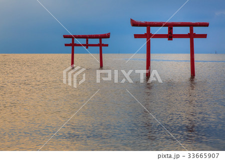 海中鳥居の夜明け 佐賀県 太良町 海中鳥居の夜明け 佐賀県 太良町 33665907