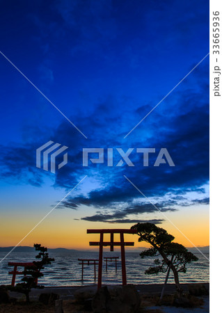 海中鳥居の夜明けと日の出 佐賀県 太良町 海中鳥居の夜明けと日の出 佐賀県 太良町 33665936
