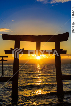 海中鳥居の夜明けと日の出　佐賀県　太良町 33665960