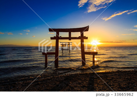 海中鳥居の夜明けと日の出　佐賀県　太良町 33665962