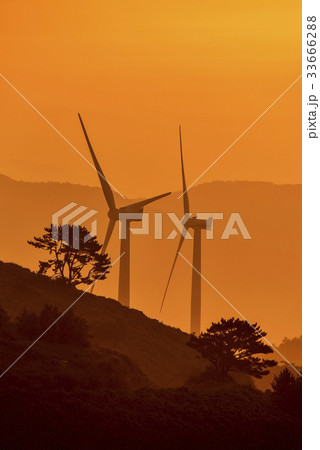 風力発電所 タービン 霧 33666288