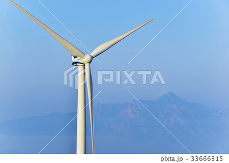 風力発電所 タービン 夜明け 33666315