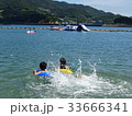 海水浴で遊具に向かって泳ぐ子供達 33666341