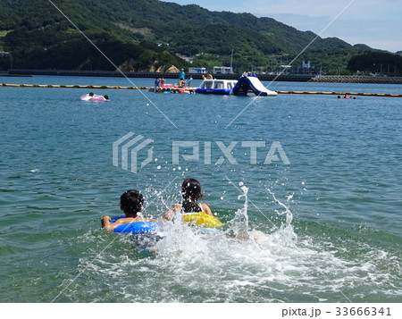 海水浴で遊具に向かって泳ぐ子供達 33666341
