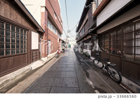 自転車 建築 路地 33666560