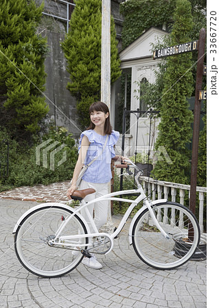 自転車に乗ってお出かけをする女性 33667720