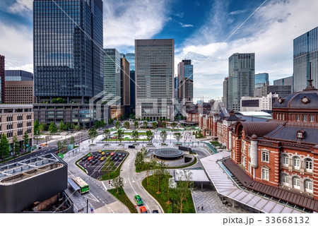 東京駅と丸の内のビル群の写真素材