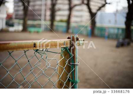 錆びた柵と公園 錆びた柵と公園 33668176