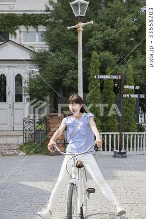 自転車に乗ってお出かけをする女性 33668203