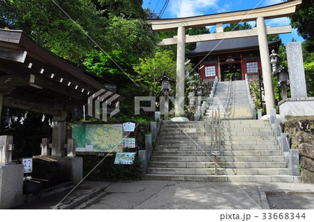 武蔵御嶽神社鳥居と手水舎 33668344