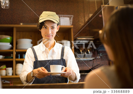 カフェ　店員 33668889