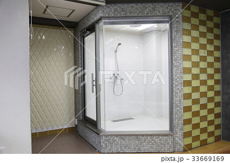 シャワー シャワールーム ガラス張り ホテルの写真素材