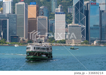 香港の高層ビルとスターフェリー 33669214
