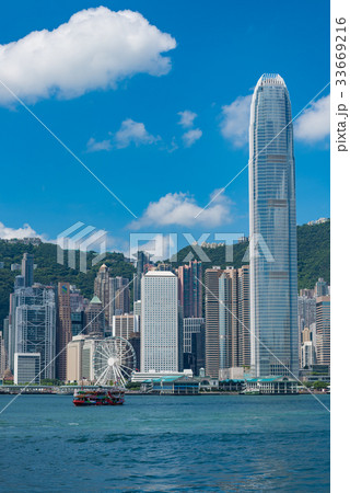 香港の高層ビルとスターフェリー　縦構図  33669216