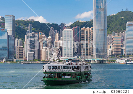 香港の高層ビルとスターフェリー 33669225