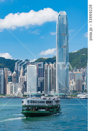香港の高層ビルとスターフェリー　縦構図  33669226
