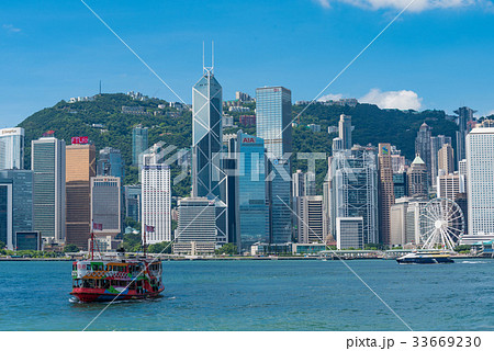 香港の高層ビルとスターフェリー 33669230
