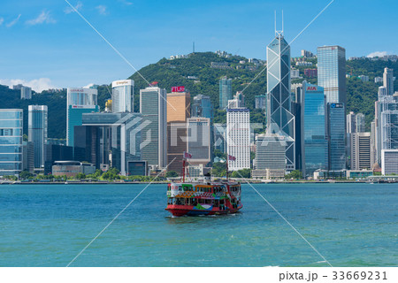 香港の高層ビルとスターフェリー 33669231