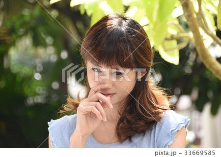 若い女性　上半身　考える 33669585