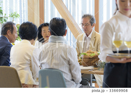 シニア - 食事会 - 同窓会 シニア - 食事会 - 同窓会 33669908