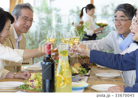 シニア - 食事会 - 同窓会 33670045