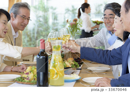シニア - 食事会 - 同窓会 シニア - 食事会 - 同窓会 33670046