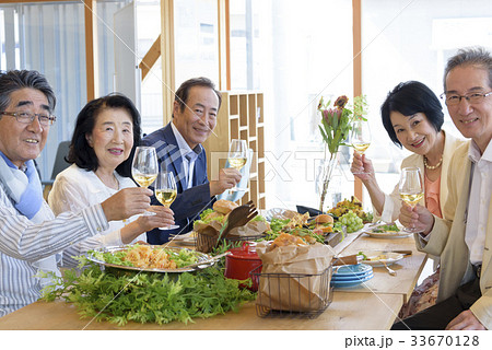 シニア 食事会 同窓会の写真素材