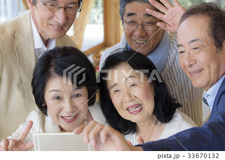 シニア - 記念撮影 - 同窓会 - 食事会 シニア - 記念撮影 - 同窓会 - 食事会 33670132