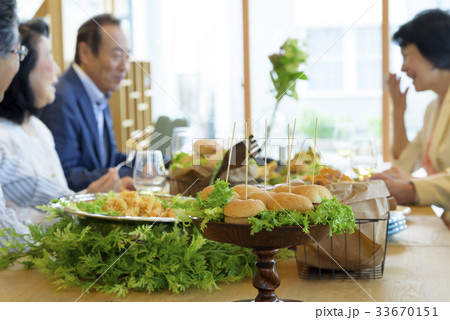 シニア - 食事会 - 同窓会 シニア - 食事会 - 同窓会 33670151