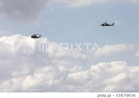 積雲を背景に旋回飛行する米海軍の艦載機SH-60Bシーホーク対潜ヘリコプター 33670656