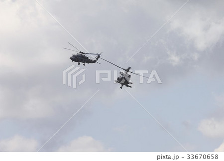 雄大積雲を背景に旋回飛行する米海軍の艦載機SH-60Bシーホーク対潜ヘリコプター 33670658