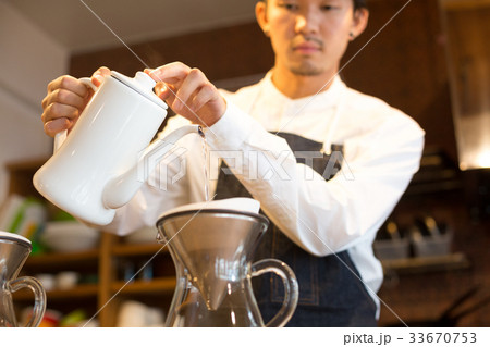 カフェ　コーヒーを淹れる 33670753