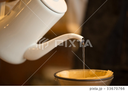 カフェ　コーヒーを淹れる 33670766