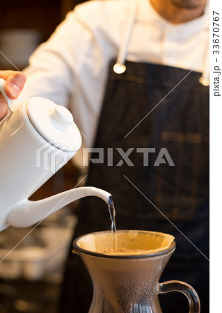 カフェ　コーヒーを淹れる 33670767