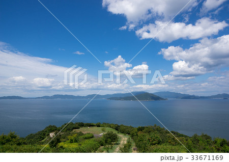 瀬戸内海 香川県さぬき市から小豆島方面を望む 2017年9月撮影 瀬戸内海 香川県さぬき市から小豆島方面を望む 2017年9月撮影 33671169