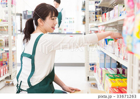売店 コンビニ 品出し 女性 店員 仕事 33671263