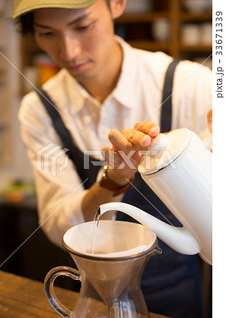 カフェ コーヒーを淹れる カフェ コーヒーを淹れる 33671339