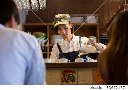 カフェ　店員 33672177