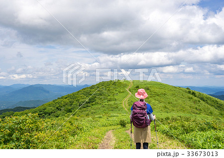 道後山山頂から、東方面を眺める山ガール（広島県庄原市）　※作品コメント欄に撮影位置情報有り 33673013