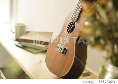 ukulele アンティーク調のウクレレ 33673023