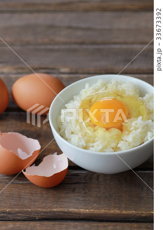 雑穀米の卵かけご飯と茶色の卵 33673392